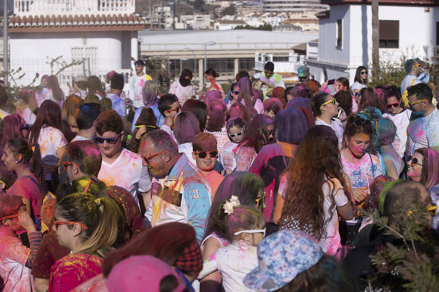 Han sido muchas las familias con niños que se han animado así a empezar el Día de Andalucía corriendo entre polvos de colores. En total, más de 4.000 personas