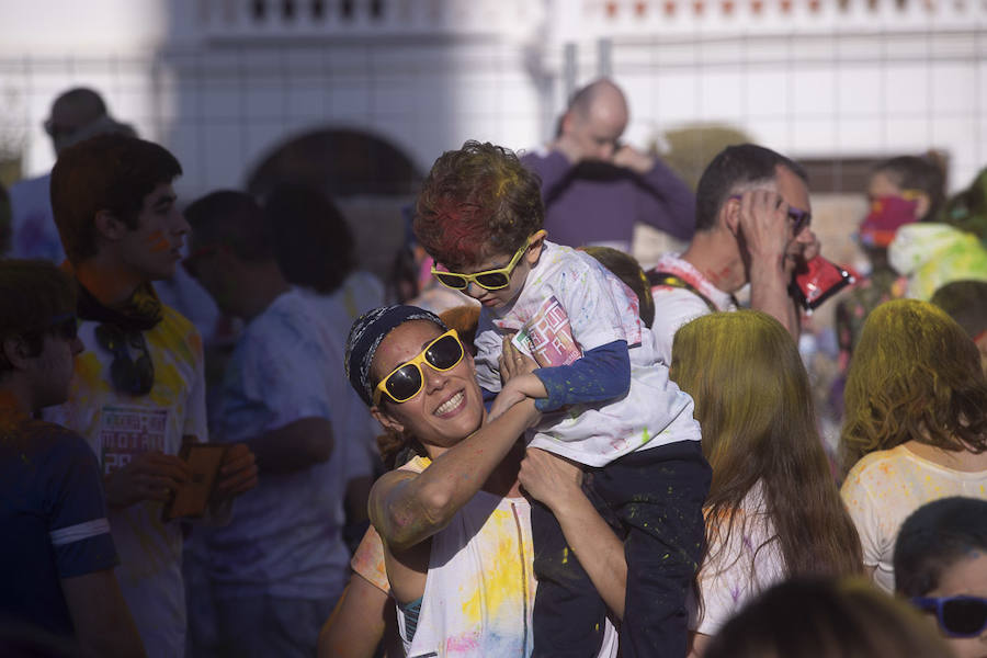 Han sido muchas las familias con niños que se han animado así a empezar el Día de Andalucía corriendo entre polvos de colores. En total, más de 4.000 personas