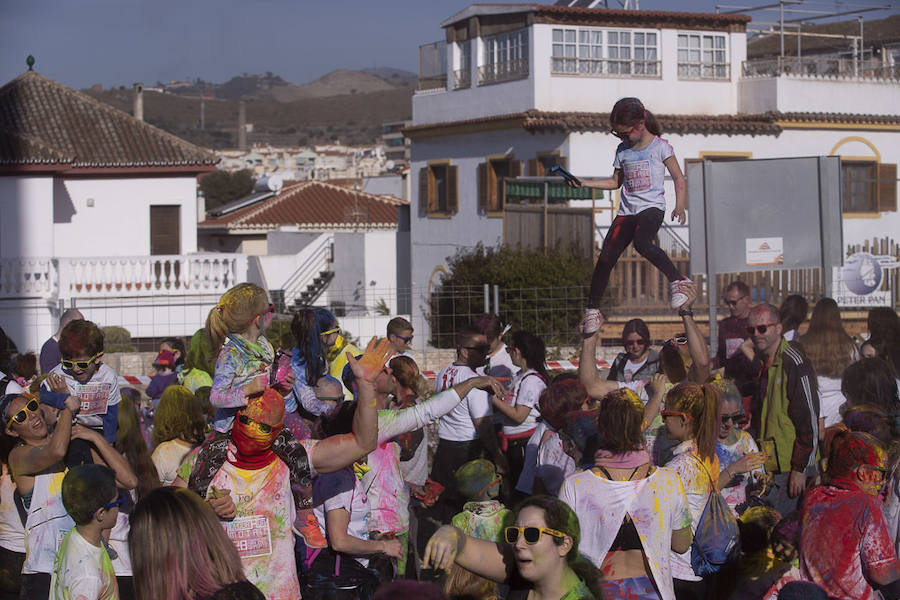 Han sido muchas las familias con niños que se han animado así a empezar el Día de Andalucía corriendo entre polvos de colores. En total, más de 4.000 personas