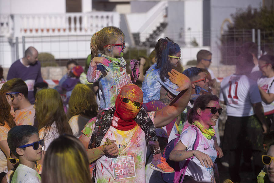 Han sido muchas las familias con niños que se han animado así a empezar el Día de Andalucía corriendo entre polvos de colores. En total, más de 4.000 personas