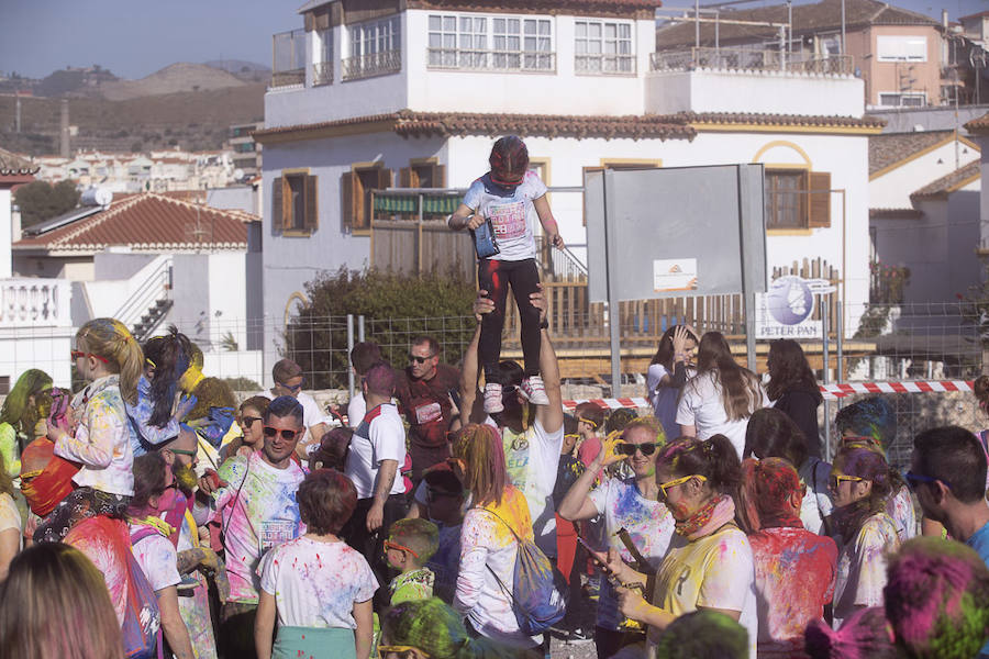 Han sido muchas las familias con niños que se han animado así a empezar el Día de Andalucía corriendo entre polvos de colores. En total, más de 4.000 personas