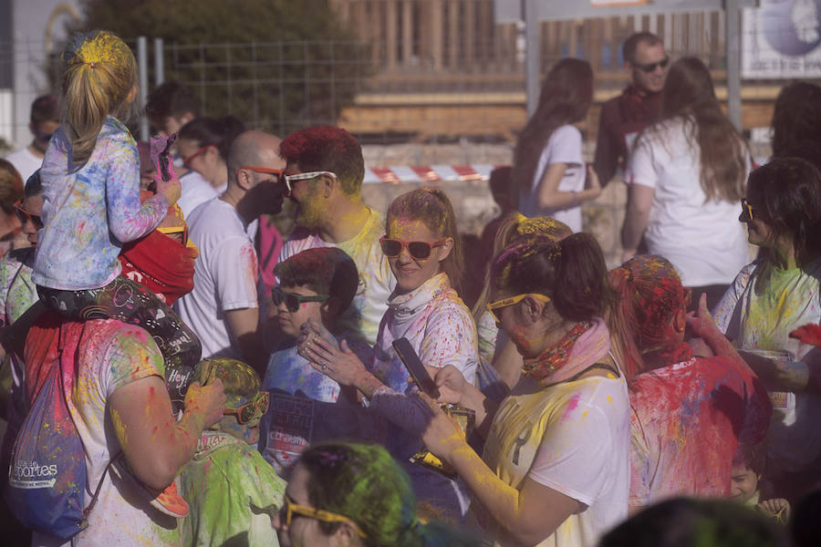 Han sido muchas las familias con niños que se han animado así a empezar el Día de Andalucía corriendo entre polvos de colores. En total, más de 4.000 personas