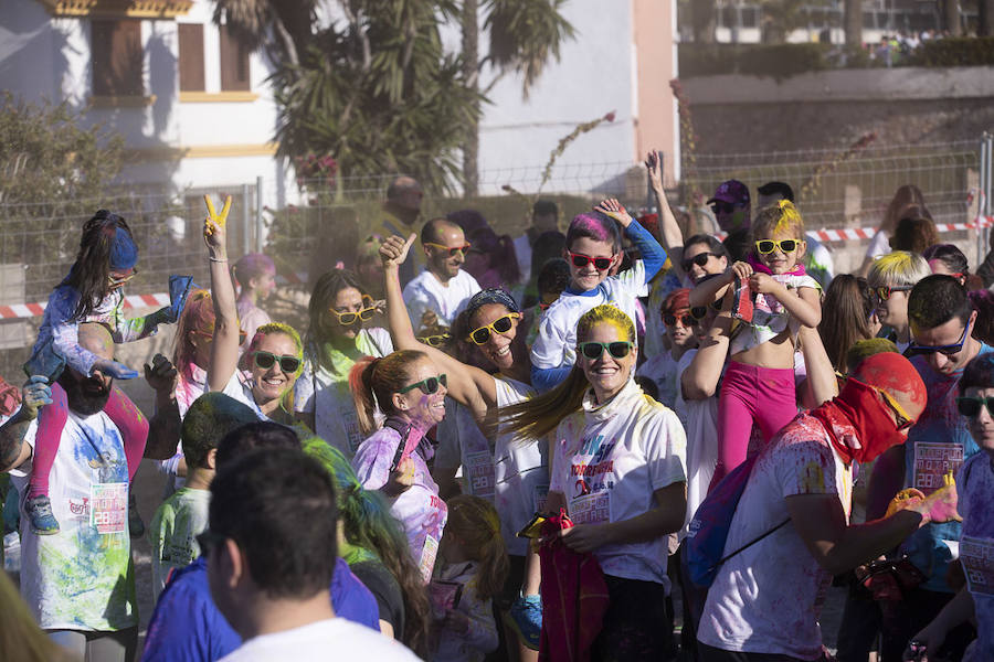 Han sido muchas las familias con niños que se han animado así a empezar el Día de Andalucía corriendo entre polvos de colores. En total, más de 4.000 personas