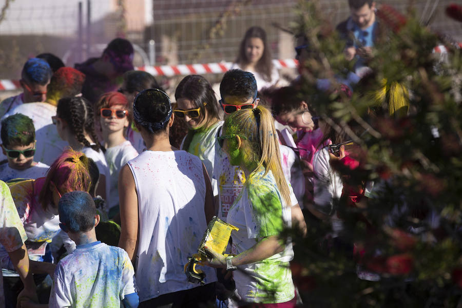 Han sido muchas las familias con niños que se han animado así a empezar el Día de Andalucía corriendo entre polvos de colores. En total, más de 4.000 personas