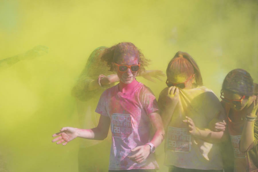 Han sido muchas las familias con niños que se han animado así a empezar el Día de Andalucía corriendo entre polvos de colores. En total, más de 4.000 personas