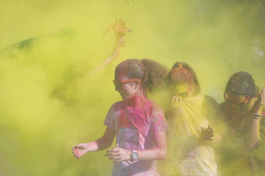 Han sido muchas las familias con niños que se han animado así a empezar el Día de Andalucía corriendo entre polvos de colores. En total, más de 4.000 personas