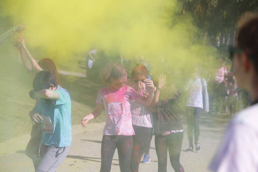 Han sido muchas las familias con niños que se han animado así a empezar el Día de Andalucía corriendo entre polvos de colores. En total, más de 4.000 personas