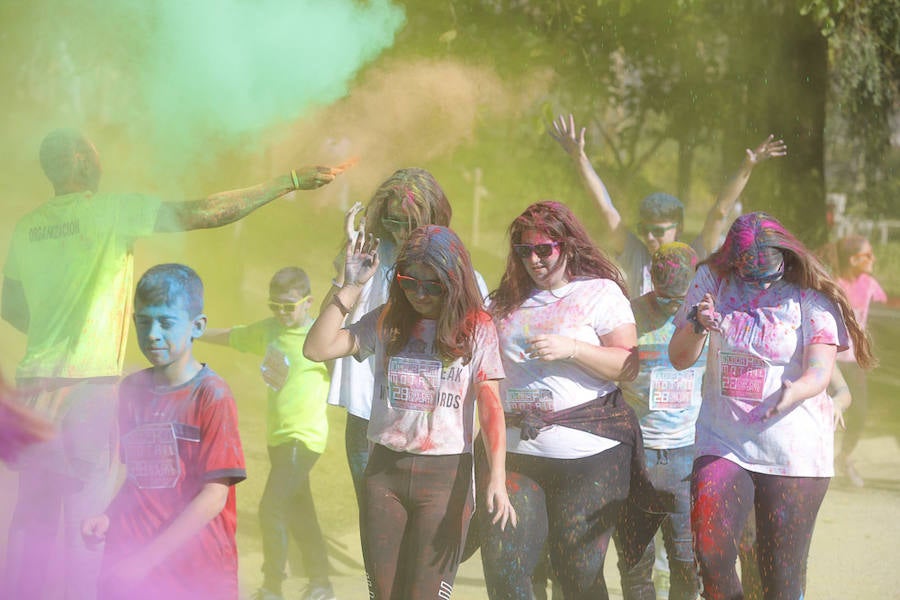 Han sido muchas las familias con niños que se han animado así a empezar el Día de Andalucía corriendo entre polvos de colores. En total, más de 4.000 personas