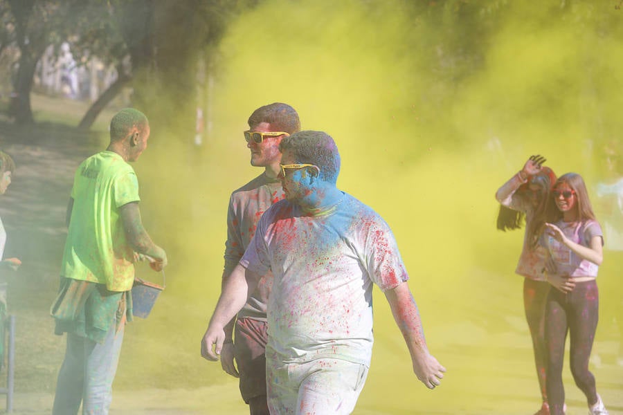 Han sido muchas las familias con niños que se han animado así a empezar el Día de Andalucía corriendo entre polvos de colores. En total, más de 4.000 personas