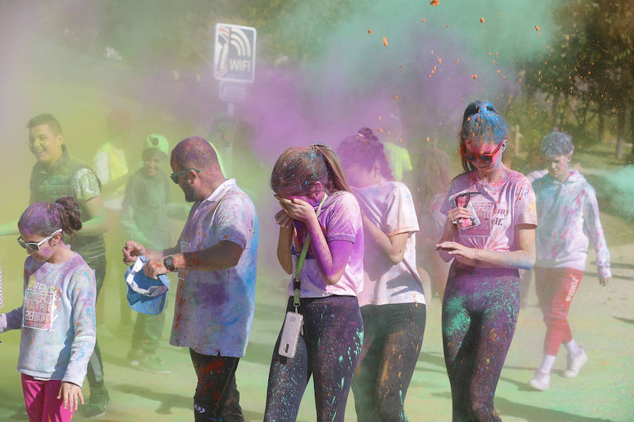 Han sido muchas las familias con niños que se han animado así a empezar el Día de Andalucía corriendo entre polvos de colores. En total, más de 4.000 personas