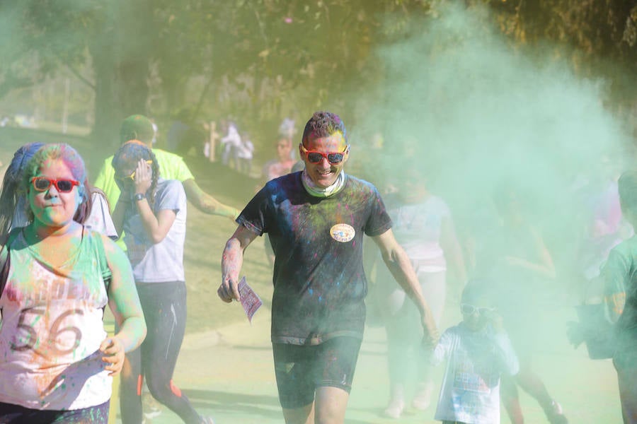 Han sido muchas las familias con niños que se han animado así a empezar el Día de Andalucía corriendo entre polvos de colores. En total, más de 4.000 personas