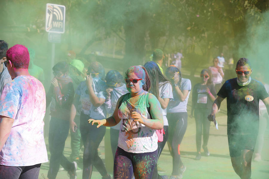 Han sido muchas las familias con niños que se han animado así a empezar el Día de Andalucía corriendo entre polvos de colores. En total, más de 4.000 personas