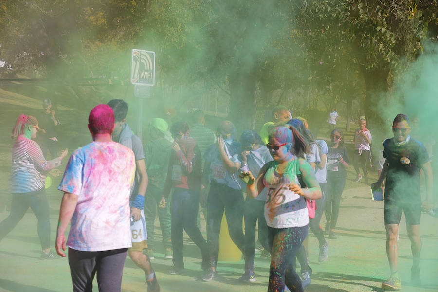 Han sido muchas las familias con niños que se han animado así a empezar el Día de Andalucía corriendo entre polvos de colores. En total, más de 4.000 personas