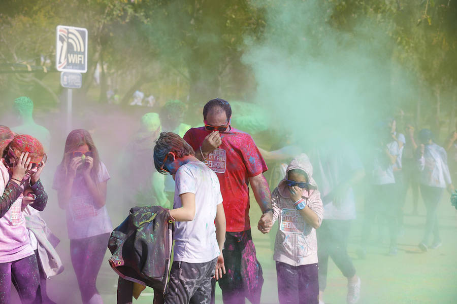 Han sido muchas las familias con niños que se han animado así a empezar el Día de Andalucía corriendo entre polvos de colores. En total, más de 4.000 personas