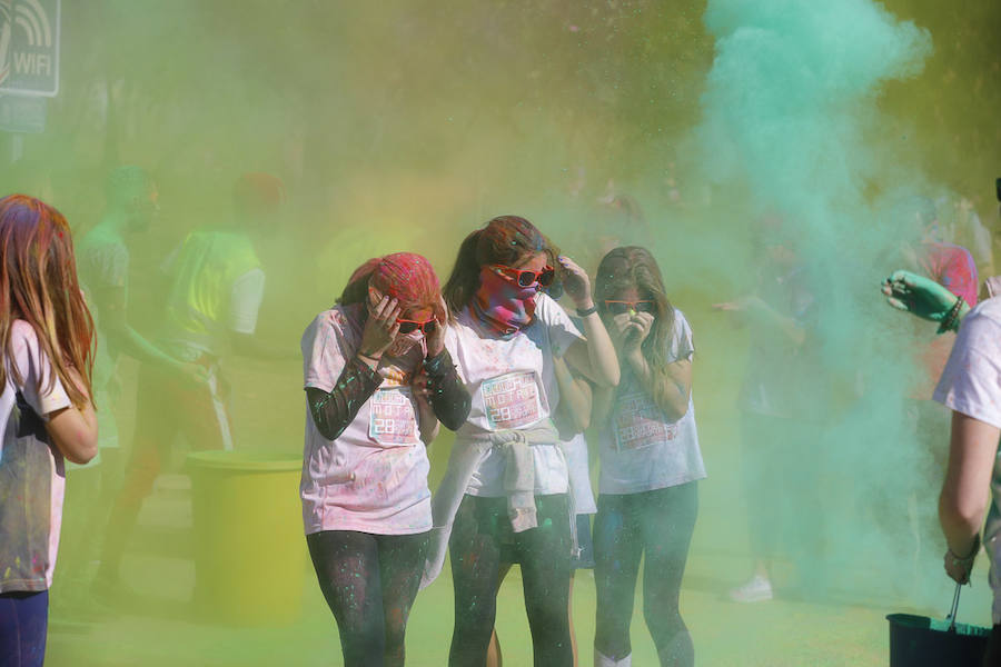 Han sido muchas las familias con niños que se han animado así a empezar el Día de Andalucía corriendo entre polvos de colores. En total, más de 4.000 personas