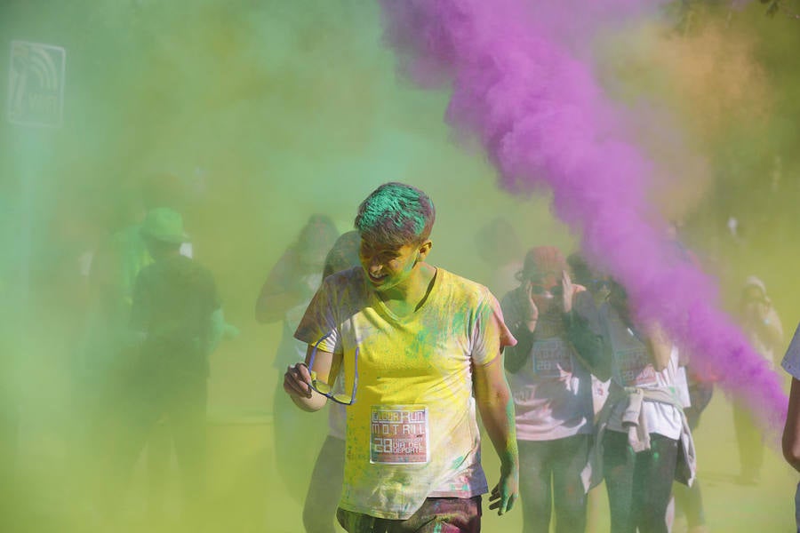 Han sido muchas las familias con niños que se han animado así a empezar el Día de Andalucía corriendo entre polvos de colores. En total, más de 4.000 personas