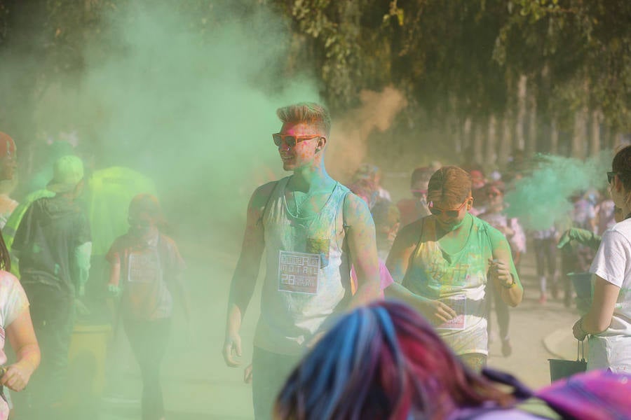 Han sido muchas las familias con niños que se han animado así a empezar el Día de Andalucía corriendo entre polvos de colores. En total, más de 4.000 personas