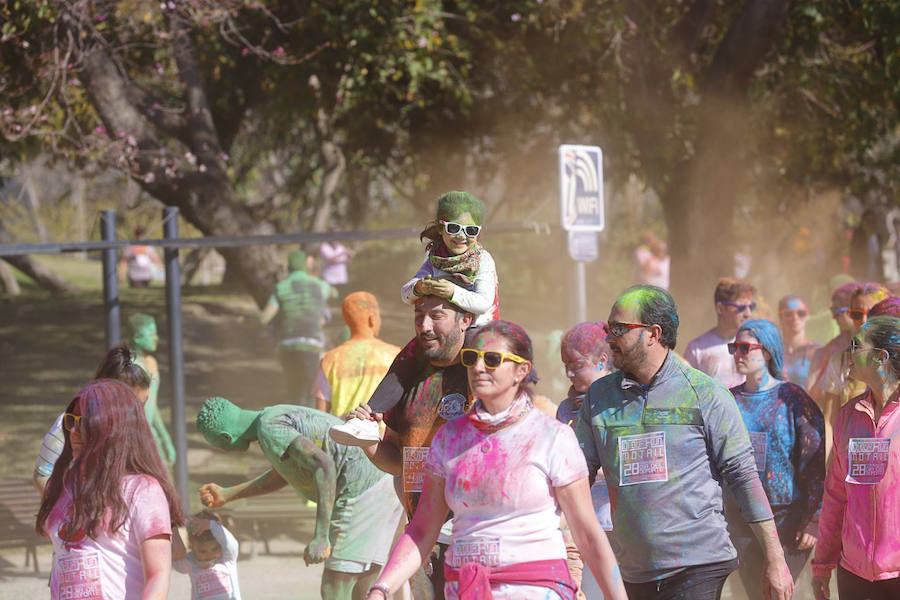 Han sido muchas las familias con niños que se han animado así a empezar el Día de Andalucía corriendo entre polvos de colores. En total, más de 4.000 personas