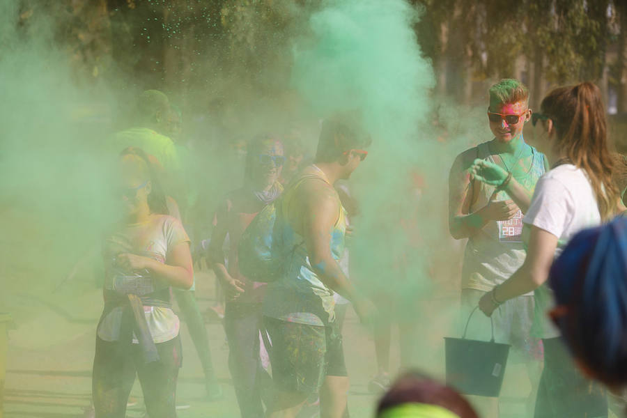 Han sido muchas las familias con niños que se han animado así a empezar el Día de Andalucía corriendo entre polvos de colores. En total, más de 4.000 personas