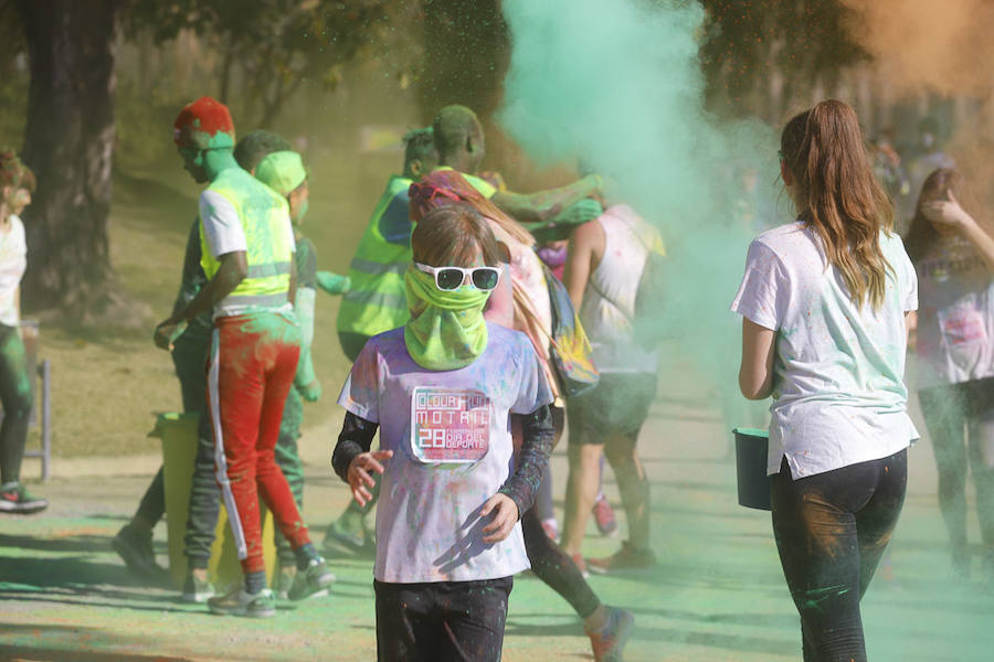 Han sido muchas las familias con niños que se han animado así a empezar el Día de Andalucía corriendo entre polvos de colores. En total, más de 4.000 personas