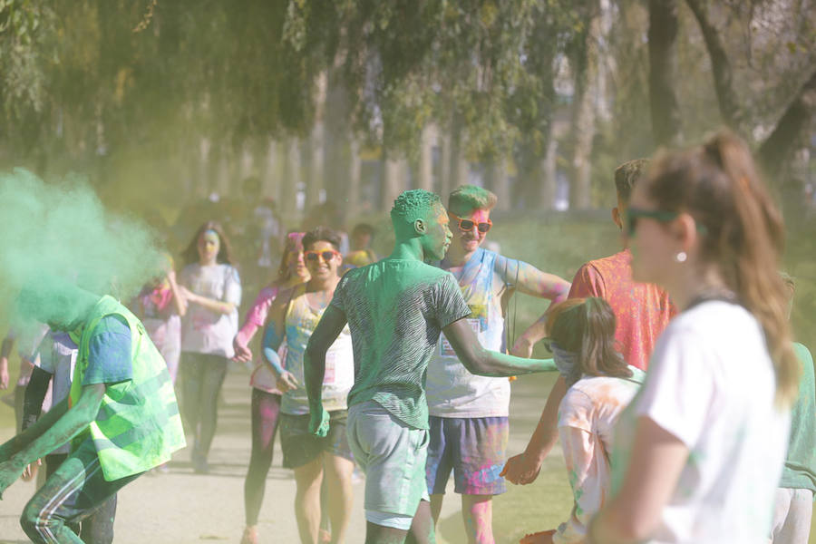 Han sido muchas las familias con niños que se han animado así a empezar el Día de Andalucía corriendo entre polvos de colores. En total, más de 4.000 personas