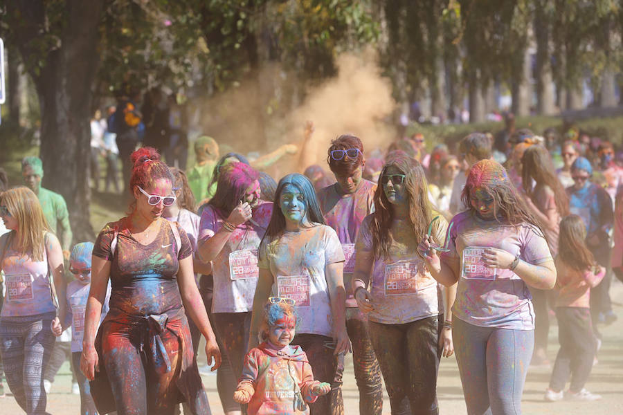 Han sido muchas las familias con niños que se han animado así a empezar el Día de Andalucía corriendo entre polvos de colores. En total, más de 4.000 personas