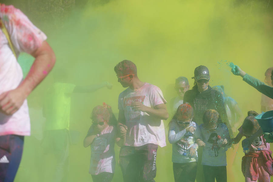 Han sido muchas las familias con niños que se han animado así a empezar el Día de Andalucía corriendo entre polvos de colores. En total, más de 4.000 personas