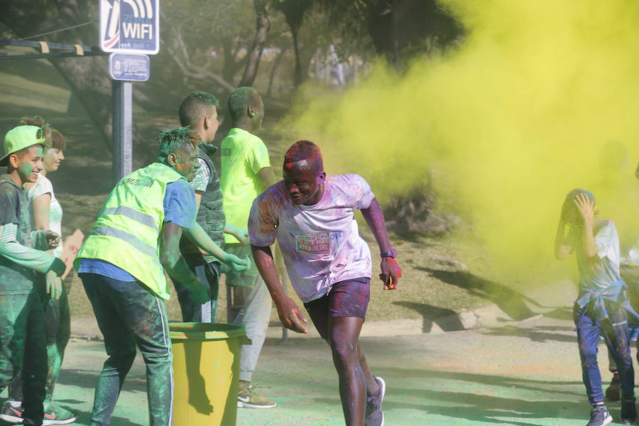 Han sido muchas las familias con niños que se han animado así a empezar el Día de Andalucía corriendo entre polvos de colores. En total, más de 4.000 personas