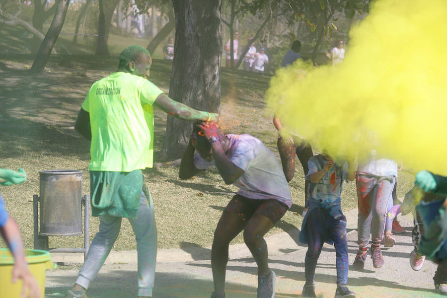 Han sido muchas las familias con niños que se han animado así a empezar el Día de Andalucía corriendo entre polvos de colores. En total, más de 4.000 personas