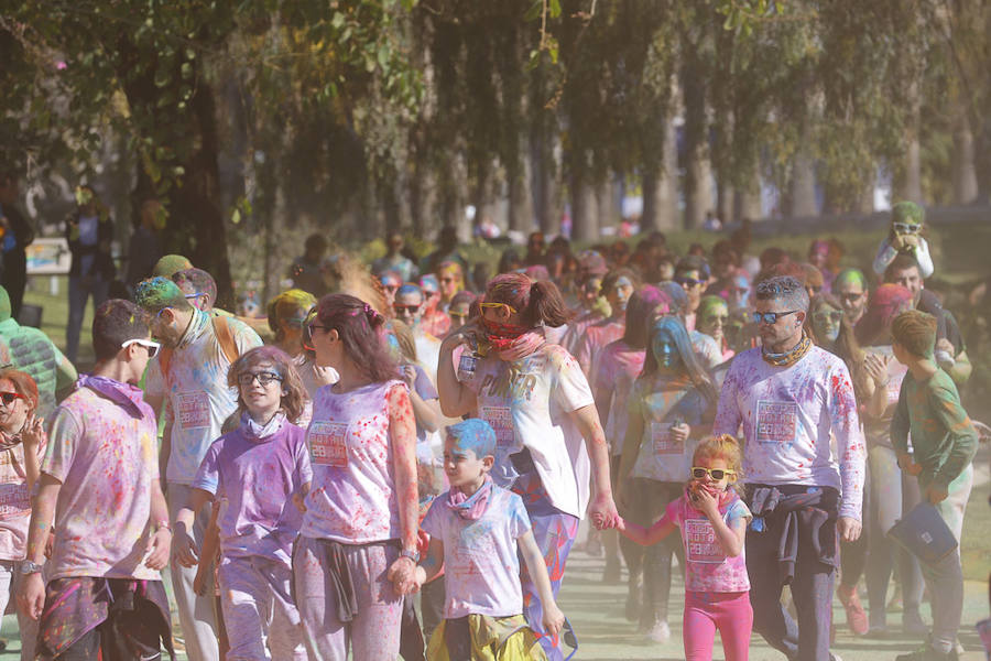 Han sido muchas las familias con niños que se han animado así a empezar el Día de Andalucía corriendo entre polvos de colores. En total, más de 4.000 personas