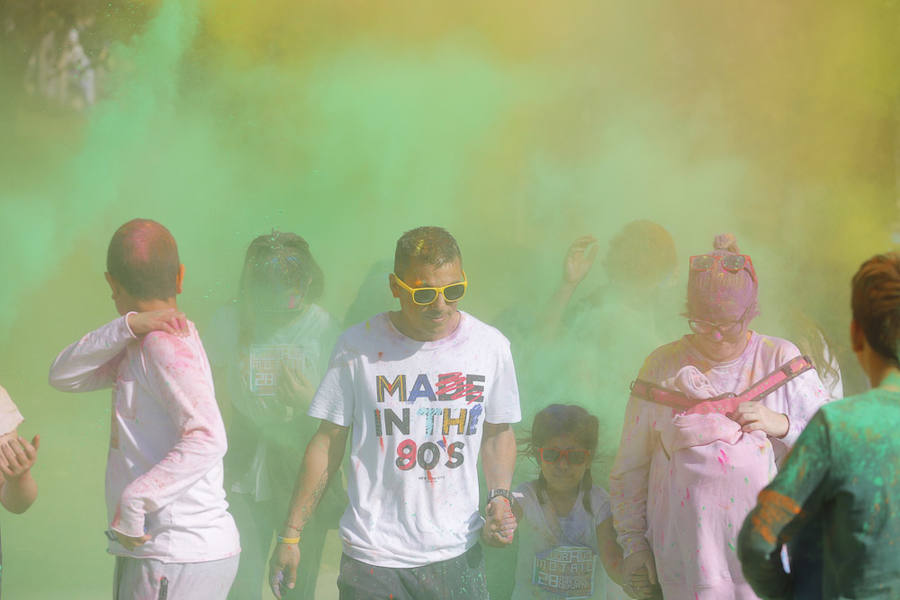 Han sido muchas las familias con niños que se han animado así a empezar el Día de Andalucía corriendo entre polvos de colores. En total, más de 4.000 personas