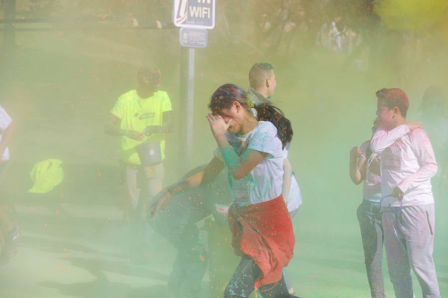 Han sido muchas las familias con niños que se han animado así a empezar el Día de Andalucía corriendo entre polvos de colores. En total, más de 4.000 personas