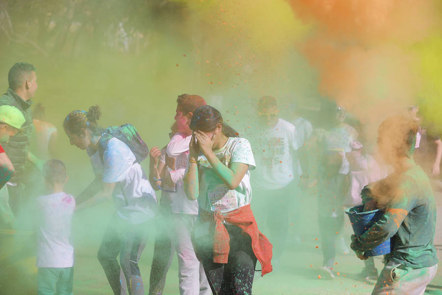 Han sido muchas las familias con niños que se han animado así a empezar el Día de Andalucía corriendo entre polvos de colores. En total, más de 4.000 personas