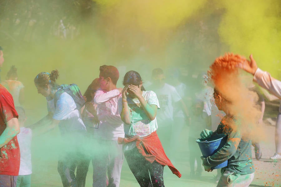 Han sido muchas las familias con niños que se han animado así a empezar el Día de Andalucía corriendo entre polvos de colores. En total, más de 4.000 personas