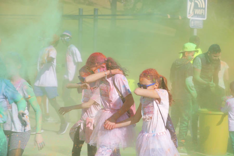 Han sido muchas las familias con niños que se han animado así a empezar el Día de Andalucía corriendo entre polvos de colores. En total, más de 4.000 personas