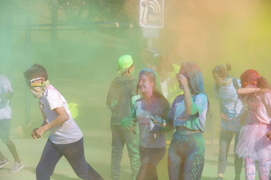 Han sido muchas las familias con niños que se han animado así a empezar el Día de Andalucía corriendo entre polvos de colores. En total, más de 4.000 personas