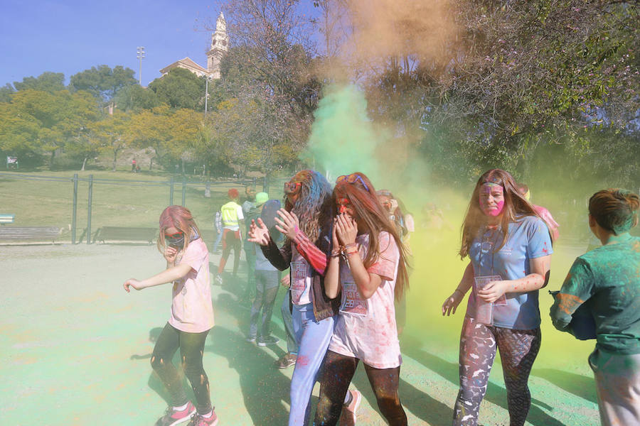 Han sido muchas las familias con niños que se han animado así a empezar el Día de Andalucía corriendo entre polvos de colores. En total, más de 4.000 personas