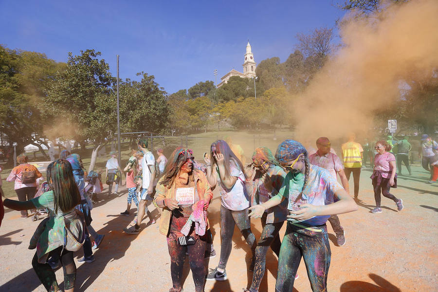 Han sido muchas las familias con niños que se han animado así a empezar el Día de Andalucía corriendo entre polvos de colores. En total, más de 4.000 personas