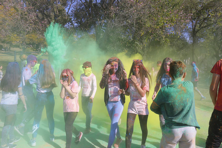 Han sido muchas las familias con niños que se han animado así a empezar el Día de Andalucía corriendo entre polvos de colores. En total, más de 4.000 personas