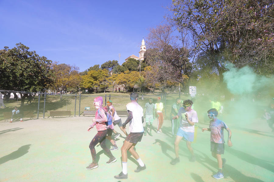 Han sido muchas las familias con niños que se han animado así a empezar el Día de Andalucía corriendo entre polvos de colores. En total, más de 4.000 personas