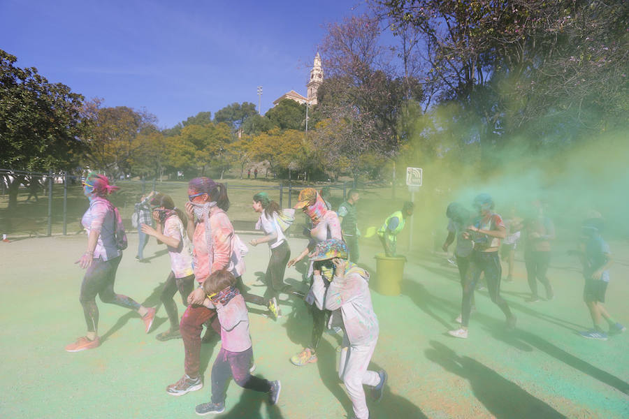 Han sido muchas las familias con niños que se han animado así a empezar el Día de Andalucía corriendo entre polvos de colores. En total, más de 4.000 personas