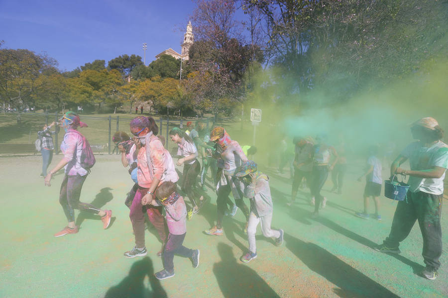 Han sido muchas las familias con niños que se han animado así a empezar el Día de Andalucía corriendo entre polvos de colores. En total, más de 4.000 personas