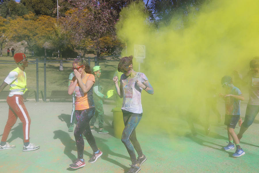 Han sido muchas las familias con niños que se han animado así a empezar el Día de Andalucía corriendo entre polvos de colores. En total, más de 4.000 personas