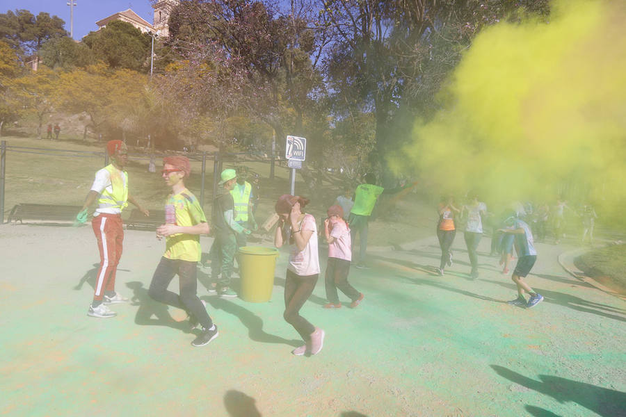 Han sido muchas las familias con niños que se han animado así a empezar el Día de Andalucía corriendo entre polvos de colores. En total, más de 4.000 personas