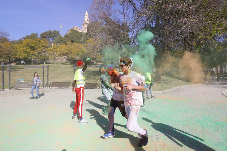 Han sido muchas las familias con niños que se han animado así a empezar el Día de Andalucía corriendo entre polvos de colores. En total, más de 4.000 personas