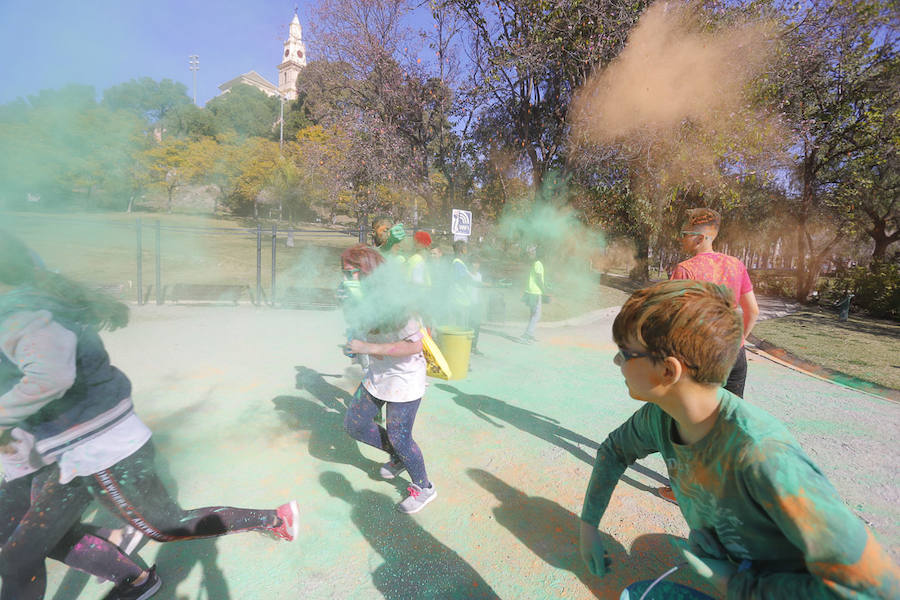 Han sido muchas las familias con niños que se han animado así a empezar el Día de Andalucía corriendo entre polvos de colores. En total, más de 4.000 personas