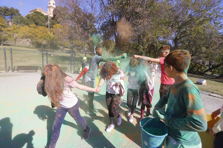 Han sido muchas las familias con niños que se han animado así a empezar el Día de Andalucía corriendo entre polvos de colores. En total, más de 4.000 personas