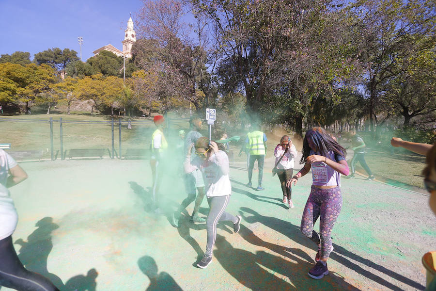 Han sido muchas las familias con niños que se han animado así a empezar el Día de Andalucía corriendo entre polvos de colores. En total, más de 4.000 personas