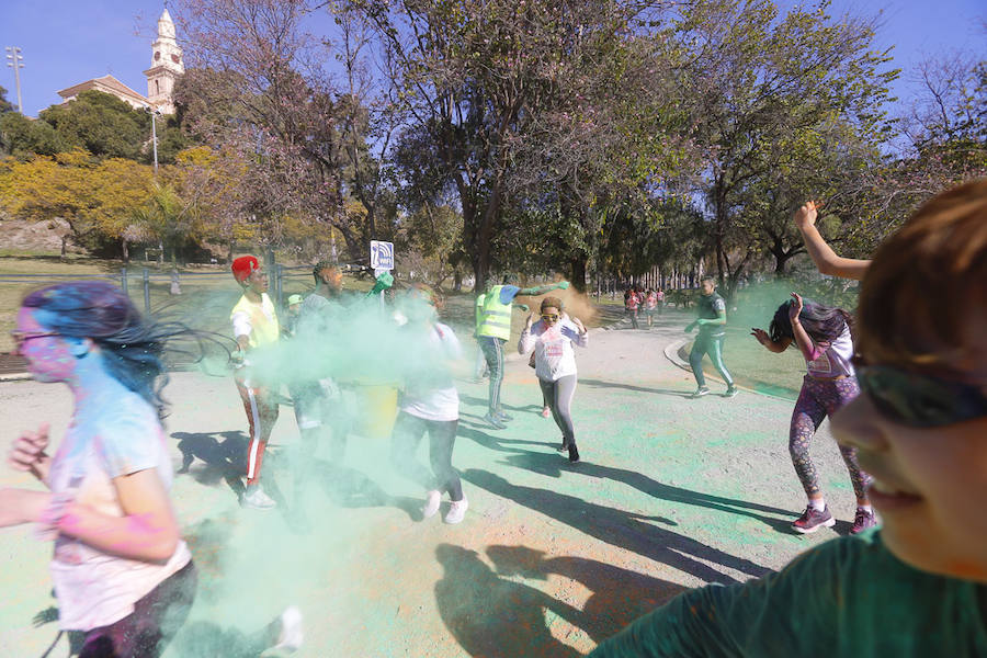 Han sido muchas las familias con niños que se han animado así a empezar el Día de Andalucía corriendo entre polvos de colores. En total, más de 4.000 personas