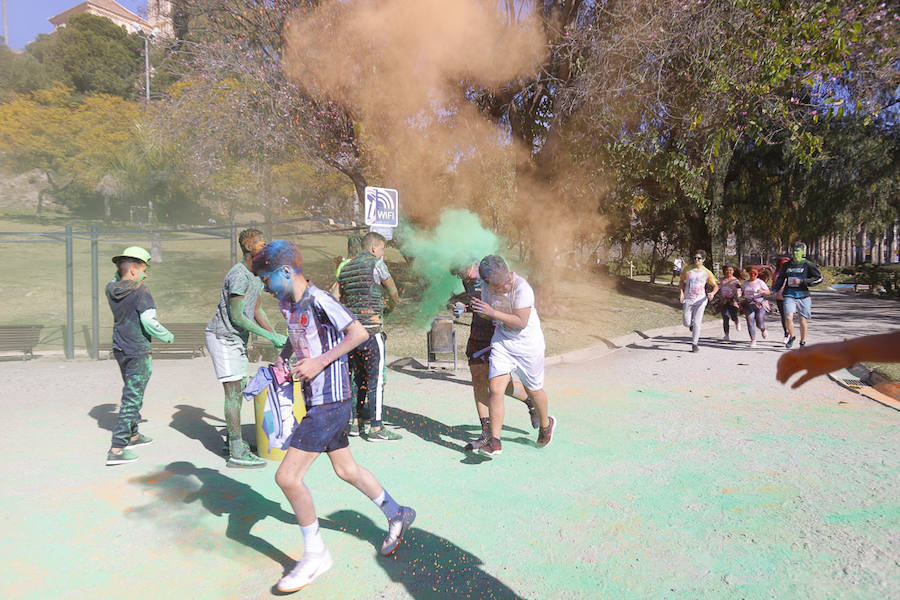 Han sido muchas las familias con niños que se han animado así a empezar el Día de Andalucía corriendo entre polvos de colores. En total, más de 4.000 personas